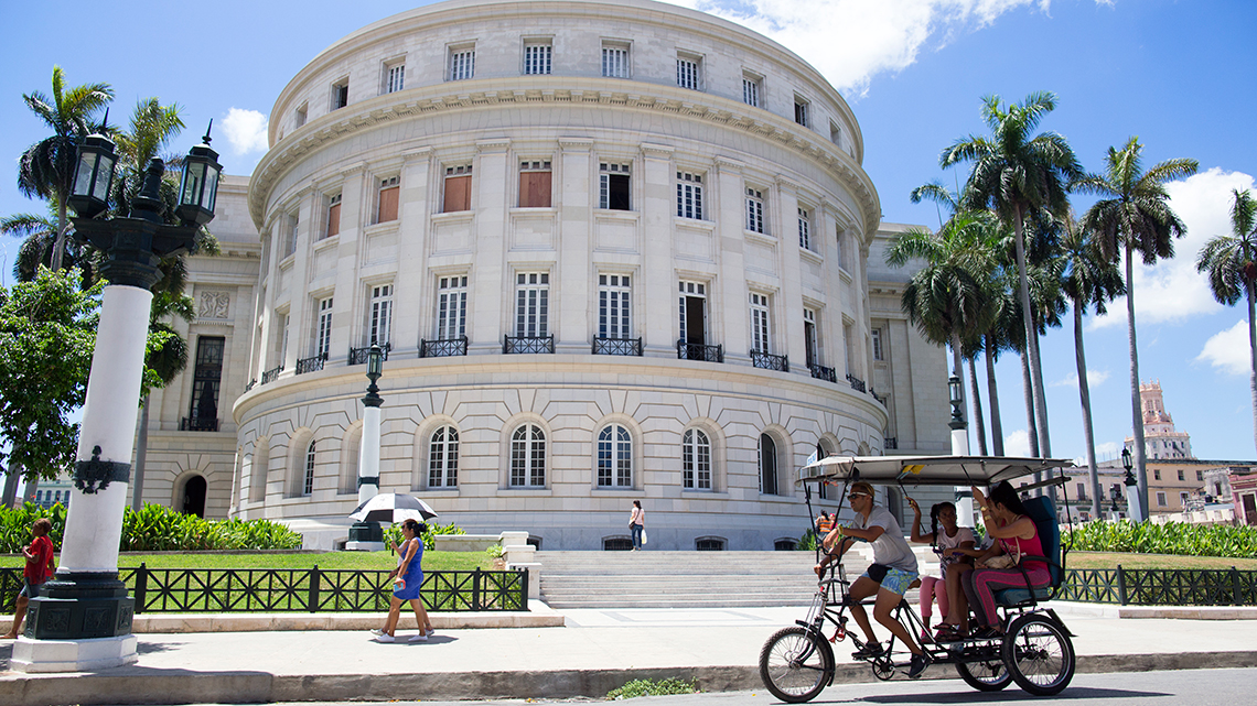 Bicitaxi in Old Havana, in the background National Capitol Building